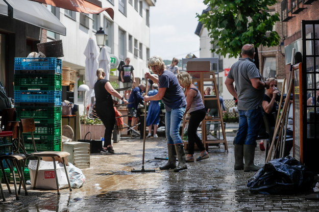 Sprzątanie po powodziach w Belgii /STEPHANIE LECOCQ  /PAP/EPA