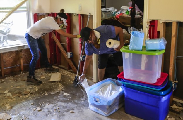 Sprzątanie po przejściu huraganu Harvey /TANNEN MAURY  /PAP/EPA