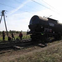 Sprzątanie po wypadku kolejowym w Łódzkiem