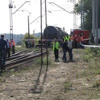 Sprzątanie po wypadku kolejowym w Łódzkiem