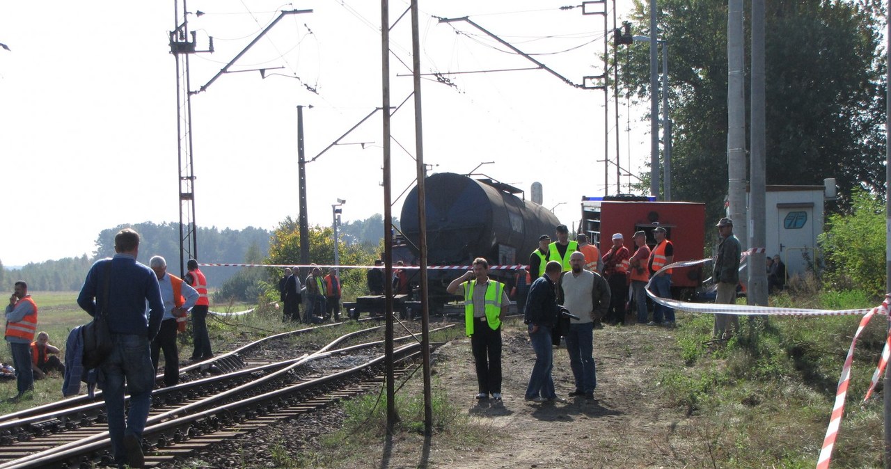 Sprzątanie po wypadku kolejowym w Łódzkiem