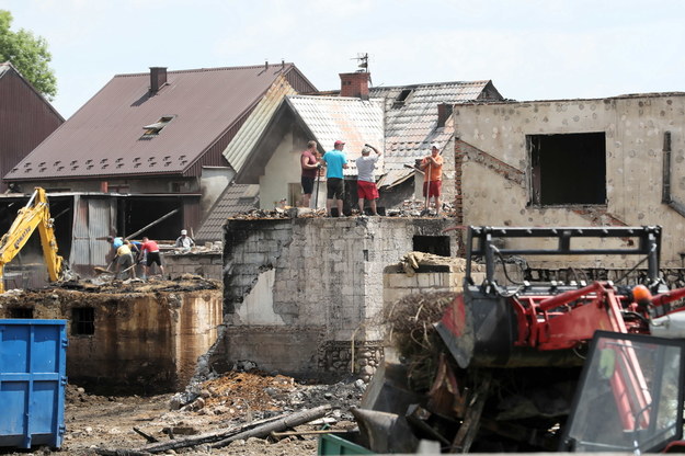 Sprzątanie pogorzeliska w Nowej Białej (zdjęcie z 22.06.2021) /Grzegorz Momot /PAP