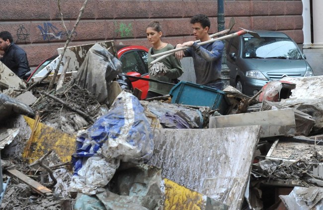 Sprzątanie skutków ulew w Genui /PAOLO ZEGGIO  /PAP/EPA