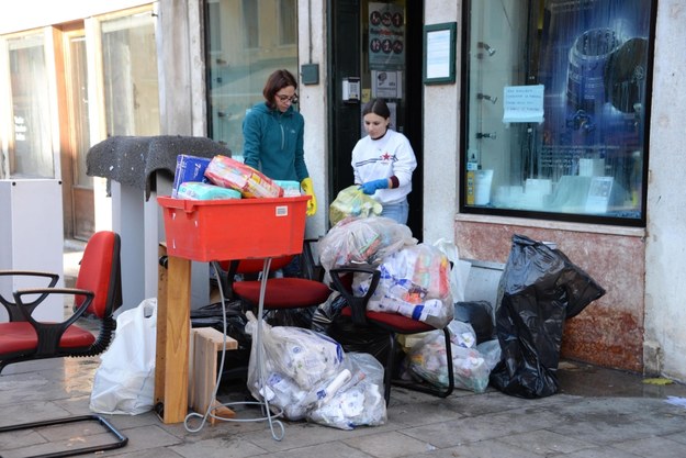 Sprzątanie strat po powodzi /ANDREA MEROLA /PAP/EPA