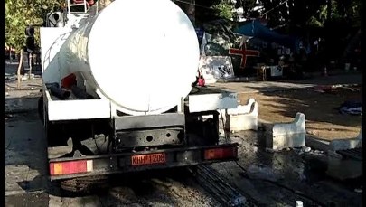 Sprzątanie ulic po zamieszkach w Atenach 