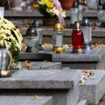 Sprzątasz na cmentarzu? Sprawdź, gdzie wyrzucić stare znicze i wiązanki