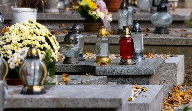 Sprzątasz na cmentarzu? Sprawdź, gdzie wyrzucić stare znicze i wiązanki 