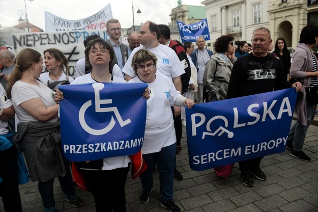 Sprzed Pałacu Prezydenckiego niepełnosprawni i ich rodzice ruszyli w stronę kancelarii premiera / 	Jakub Kamiński    /PAP