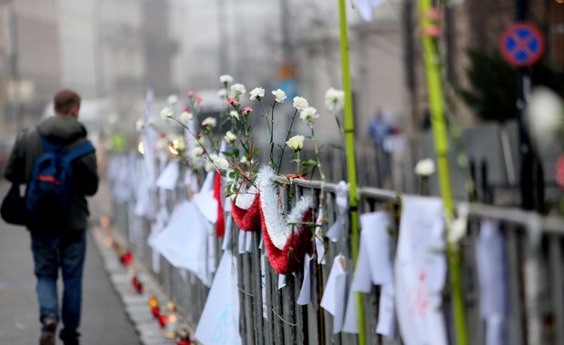 Sprzed Sejmu znikł metalowy płot. "Już nie ma konieczności drogi ewakuacyjnej"