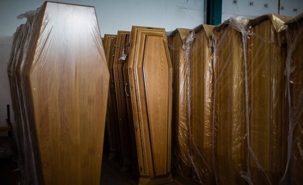 Sprzedając trumny, próbowali wyłudzić 630 tys. zł