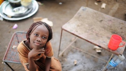 Sprzedał 16-letnią córkę na Facebooku za 500 krów, trzy auta i 10 tys. dolarów