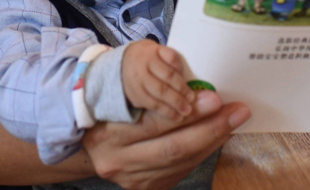 Sprzedał córkę, by spłacić długi. Żonie powiedział, że dziecko jest u babci