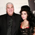Sprzedały nawet jej bieliznę. Wściekły ojciec Amy Winehouse poszedł do sądu