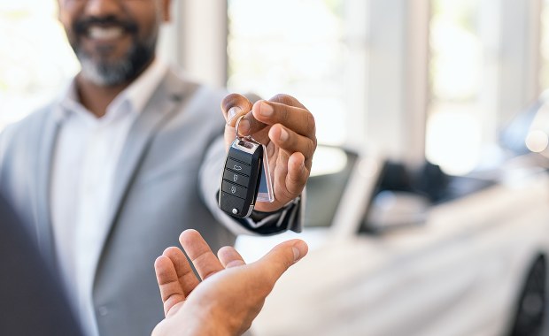 Sprzedawali fikcyjne auta. Jest akt oskarżenia dla 37 i 49-latka