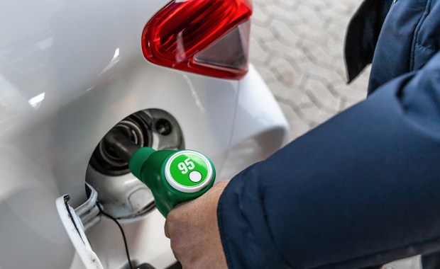 ​Sprzedawali paliwo za pół ceny. Odniosą sukces w wyborach?