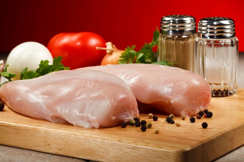 Sprzedawane w Polsce mięso z kurczaka musi spełniać restrykcyjne normy /123RF/PICSEL