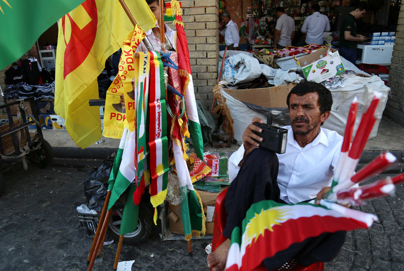 Sprzedawca z kurdyjskimi flagami w stolicy Regionu Kurdystanu Irbilu /SAFIN HAMED /AFP