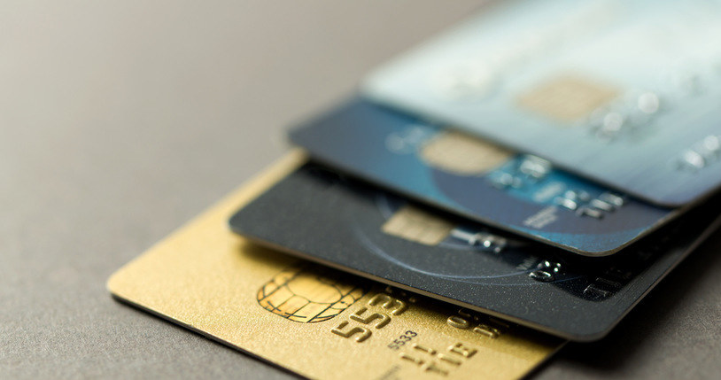 Sprzedawcy mogą pobierać dodatkową opłatę od płacenia kartą kredytową. W Kanadzie /123RF/PICSEL