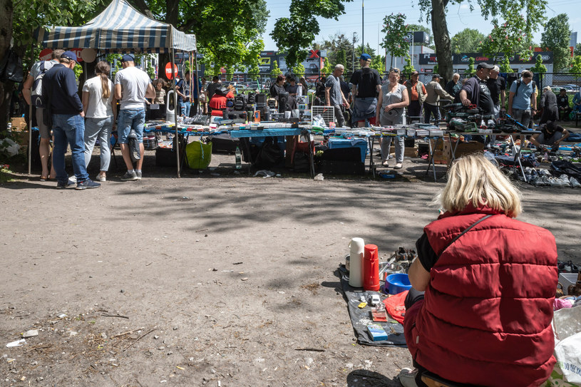 Sprzedawcy na bazarach nie mają szans w konkurencji dyskontami? Na zdj. Bazar Olimpia na warszawskiej Woli /ARKADIUSZ ZIOLEK /East News