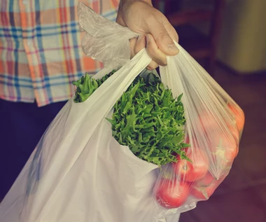 Sprzedawcy nie są w stanie upilnować klientów. "Łatwo narazić się na mandat"