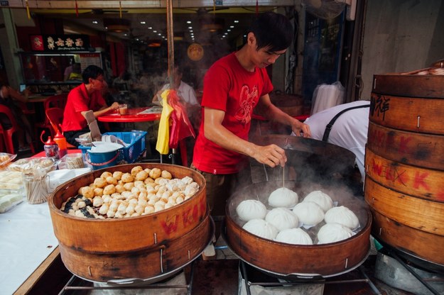 Sprzedawcy ulicznego jedzenia w Malezji na zdjęciu ilustracyjnym /Shutterstock