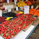 Sprzedawcy zakazują dotykania truskawek. UOKiK: Klient ma prawo