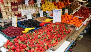 Sprzedawcy zakazują dotykania truskawek. UOKiK: Klient ma prawo