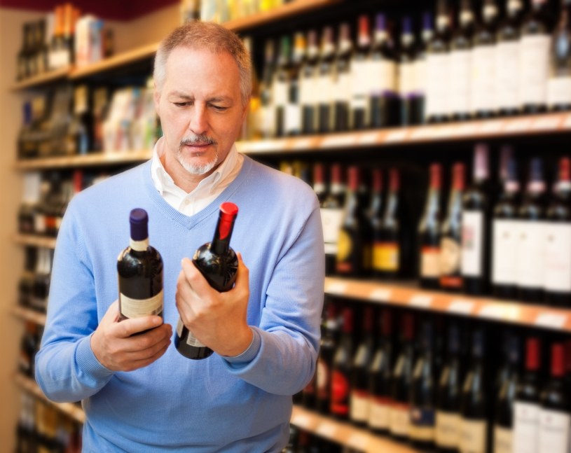 Sprzedaż alkoholu w sklepach - nadal nie wszystko w zgodzie z prawem /123RF/PICSEL