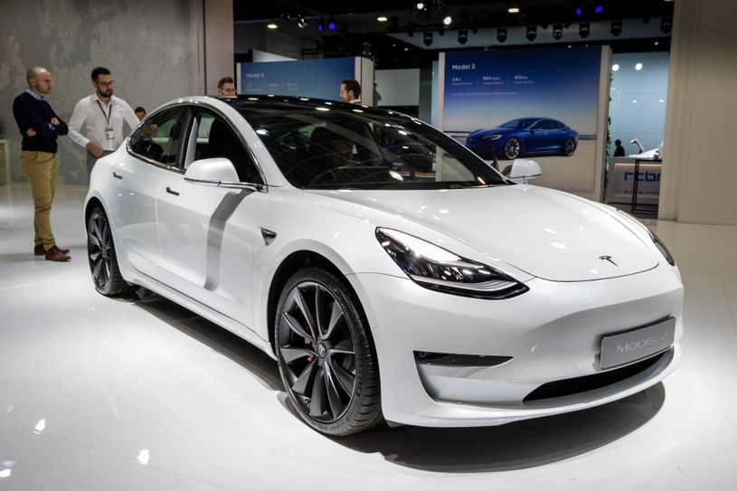 Sprzedaż aut elektrycznych wzrosła w 2022 roku o 55 procent /123RF/PICSEL
