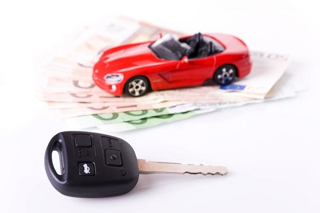 Sprzedaż, darowizna lub zmiana samochodu wywołuje określone skutki prawne /&copy;123RF/PICSEL