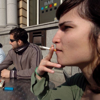 Sprzedaż legalnych papierosów topnieje w zastraszającym tempie /AFP