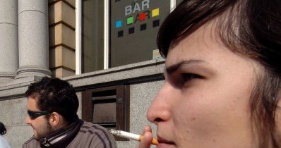 Sprzedaż legalnych papierosów topnieje w zastraszającym tempie /AFP