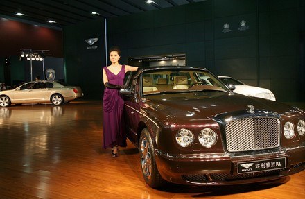 Sprzedaż luksusowych aut spada /AFP