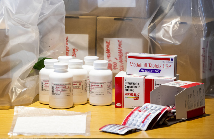 Sprzedaż modafinilu bez recepty w wielu krajach jest przestępstwem. Na zdjęciu: leki z czarnego rynku przechwycone przez policję w Belfaście /Getty Images