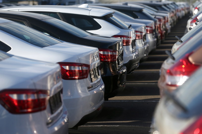 Sprzedaż nowych samochodów spadła niemal do zera /Getty Images