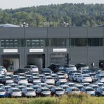 Sprzedaż nowych samochodów w Polsce wciąż spada