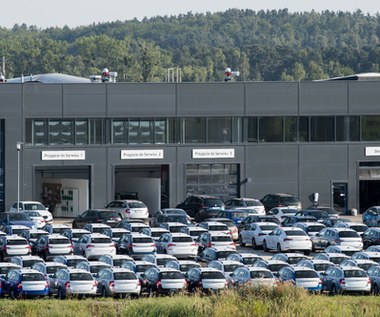Sprzedaż nowych samochodów w Polsce wciąż spada
