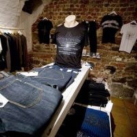 Sprzedaż odzieży i obuwia wzrosła rok do roku o 25,1 proc. /AFP