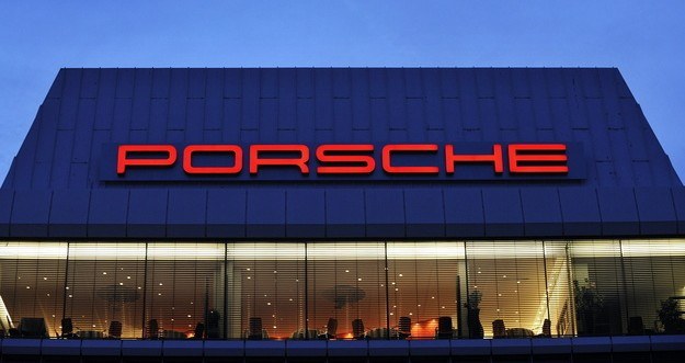 Sprzedaż Porsche nie jest wysoka. Ale marka jest cenna /AFP