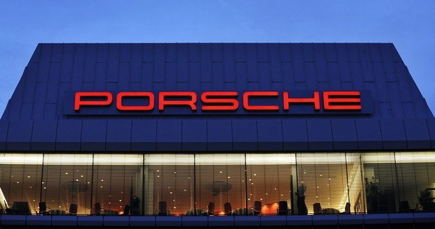 Sprzedaż Porsche nie jest wysoka. Ale marka jest cenna /AFP