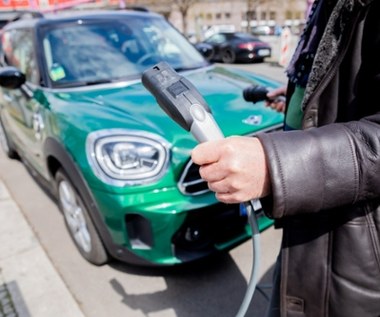 Sprzedaż samochodów elektrycznych nabiera tempa