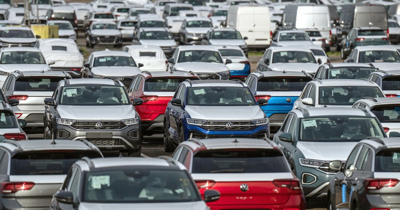 Sprzedaż samochodów elektrycznych w Niemczech dogoniła sprzedaż diesli, ale liderem pozostaje napęd benzynowy /Getty Images