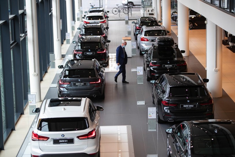 Sprzedaż samochodów spada od miesięcy /Getty Images