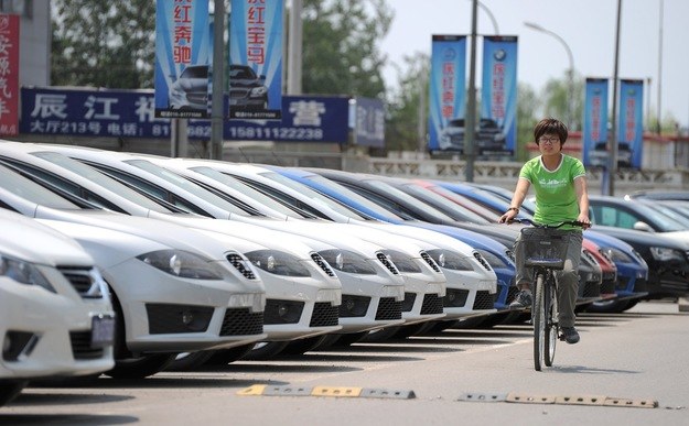 Sprzedaż samochodów zagranicznych marek spada, bowiem niepewni przyszłości Chińczycy zwrócili się  ku tańszym produktom rodzimego przemysłu /AFP