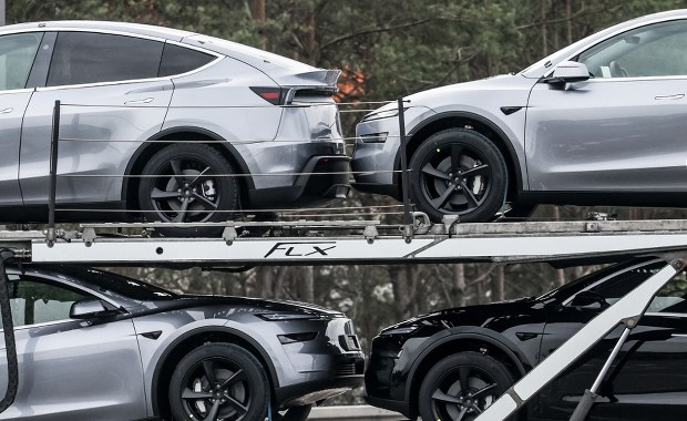 Sprzedaż spada, gniew rośnie. Tesle płoną w Berlinie