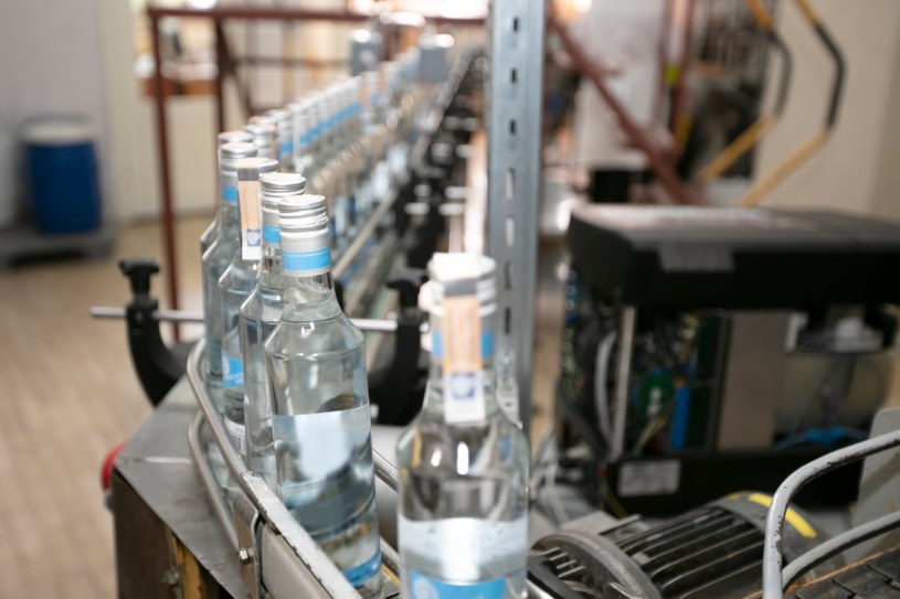 Sprzedaż wódki z podobizną Wołodymyra Zełenskiego ma pomóc Ukraińcom /123RF/PICSEL