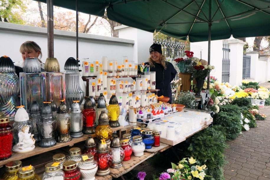 Sprzedaż zniczy itp. przy cmentarzu przy ul. Lipowej w Lublinie /Łukasz Kaczanowski/Polska Press /East News