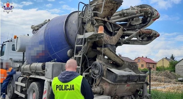 Sprzęt budowalny na miejscu zdarzenia /KPP Łuków /