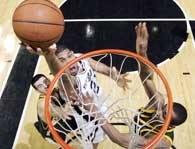 Spurs - Sonics 103:81. Tim Duncan w ofensywnej akcji /AFP