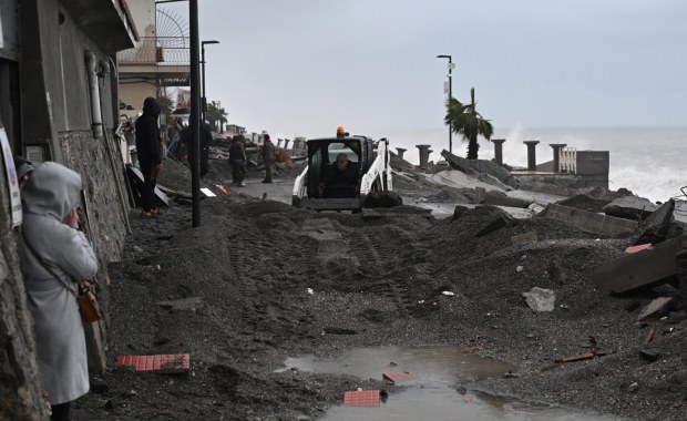 Spustoszenie na Sycylii i Sardynii. Zdewastowane miasta, domy i drogi